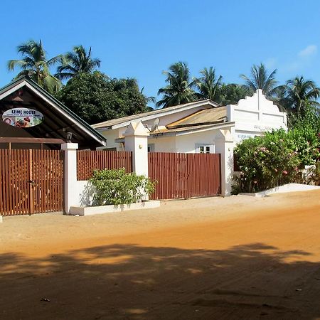 Ezime Guesthouse Accra Esterno foto